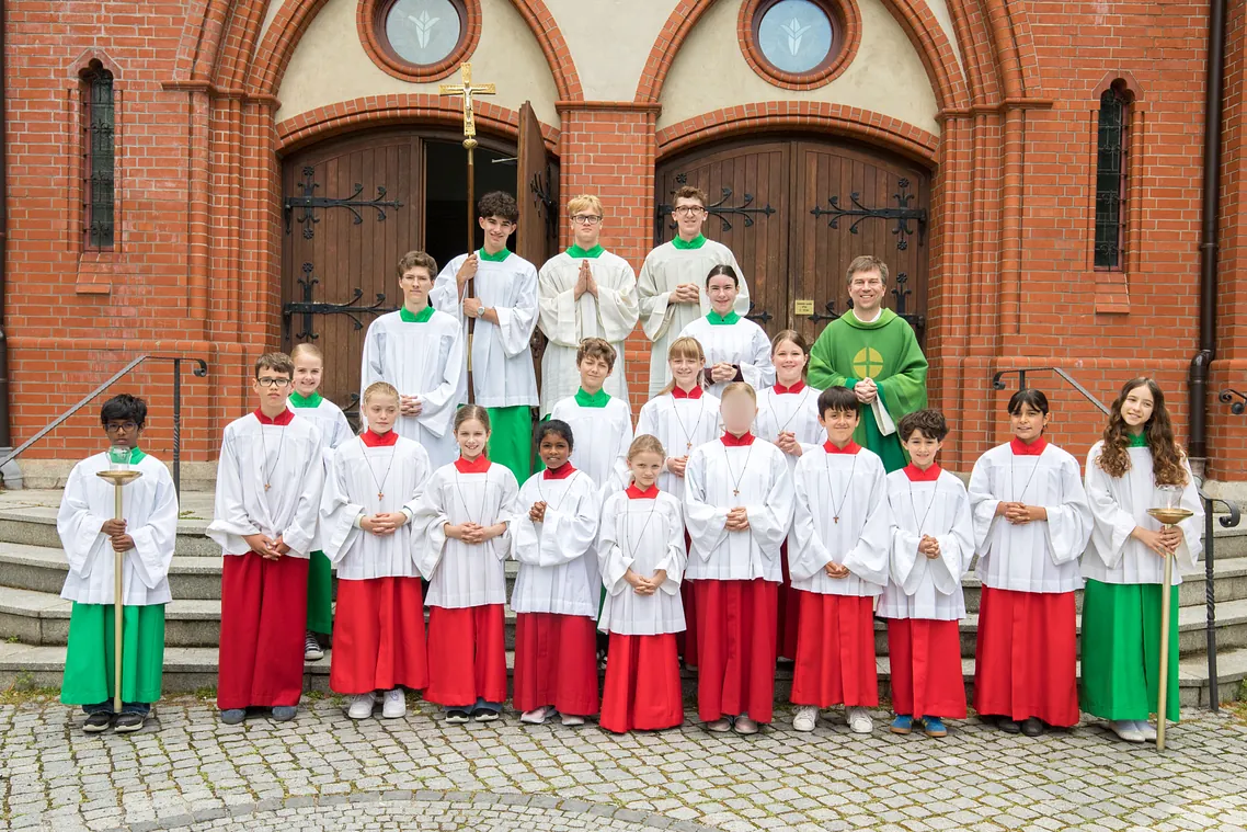 Gruppenbild nach der Ministranteneinführung in St. Ludwig 2026