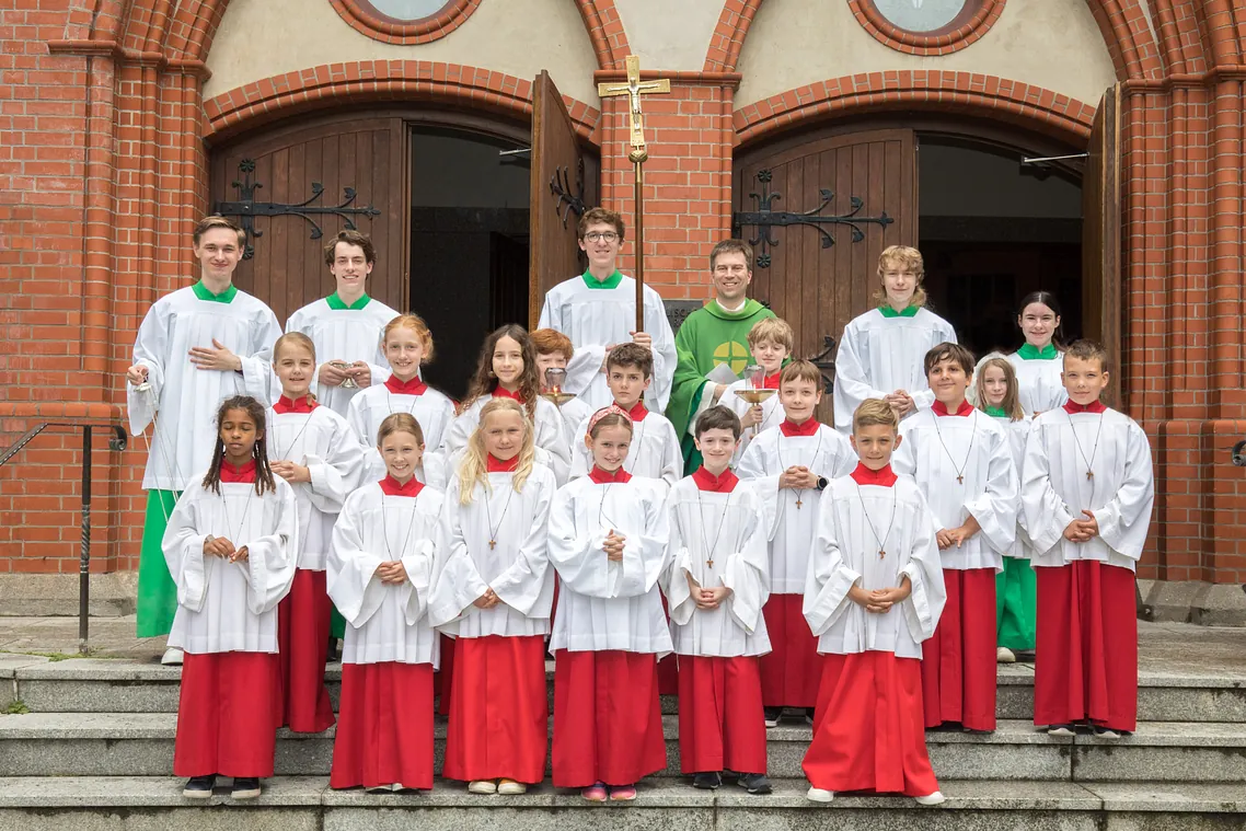 Gruppenbild nach der Ministranten-Einführung 2025